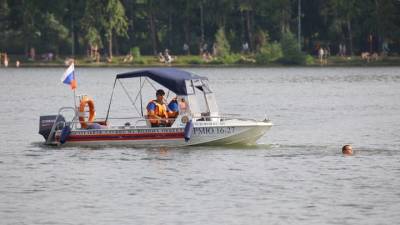 Тонущего в озере человека спасли на востоке Москвы