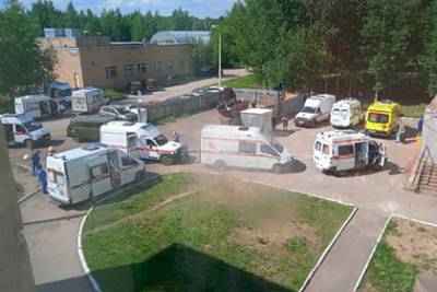 Возле российской ковидной больницы образовалась очередь из скорых с пациентами