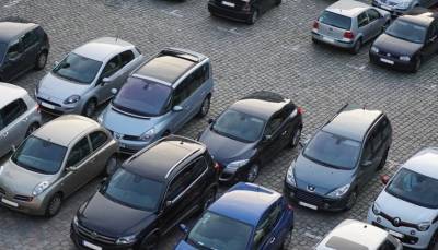 Названы сроки появления платной парковки в центре Петербурга