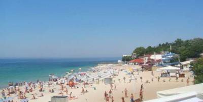 На пляже в Одессе люди загорали рядом с телом утонувшего мужчины