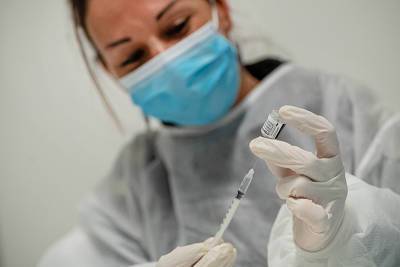 Во Франции ввели обязательную вакцинацию медиков