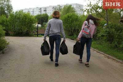 В России семьи со школьниками получат по 10 тысяч рублей