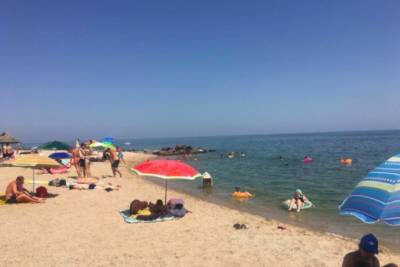 "Каша" из медуз, в воду не зайти: в Бердянске забиты пляжи отдыхающими, но купаться невозможно