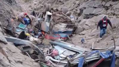 В Боливии пассажирский автобус упал со 150-метровой скалы