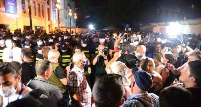 Краска, яйца и аресты: что происходило в Тбилиси