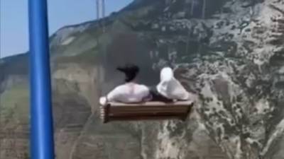 В Дагестане две девушки сорвались с качелей над каньоном