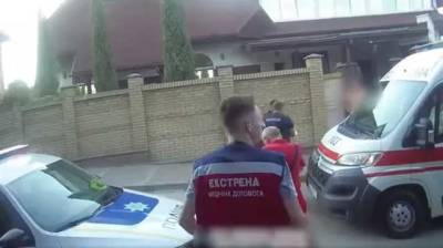 Патрульные Киева спасли двухлетнюю малышку, которая упала в бассейн