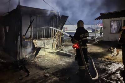 На западе Волгограда на рынке сгорел торговый павильон