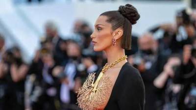 Супермодель Белла Хадид появилась на Каннском фестивале прикрыв грудь лишь скульптурным украшением