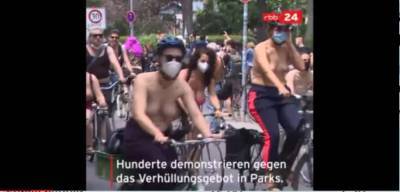 Сотни женщин с голой грудью устроили велопробег в Берлине (фото)