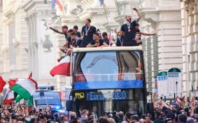 Футболисты сборной Италии провели чемпионский парад по улицам Рима