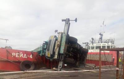 В сахалинском порту за один день столкнулись суда и рухнул кран