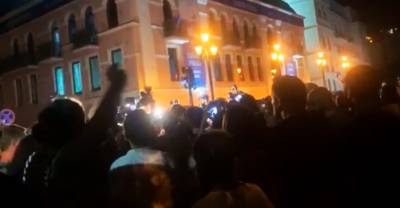 В Грузии протестующие закидали офис правящей партии яйцами