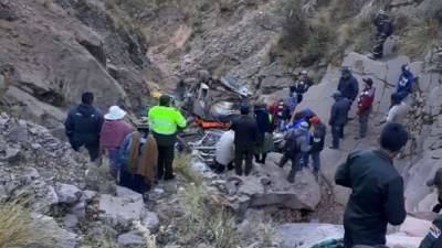 В Боливии 34 человека погибли при падении автобуса в овраг