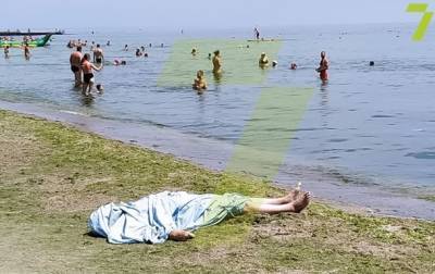 На пляже в Одессе люди отдыхали рядом с телом утопленника