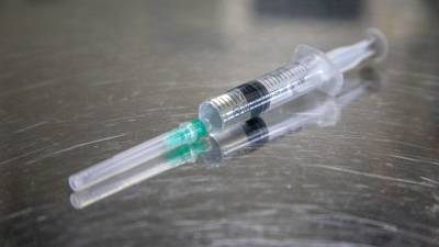 Регулятор США заявил о риске развития редкой болезни после прививки J&J