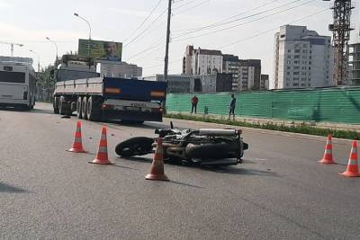Грузовик сбил мотоциклиста насмерть на Речном вокзале Новосибирска