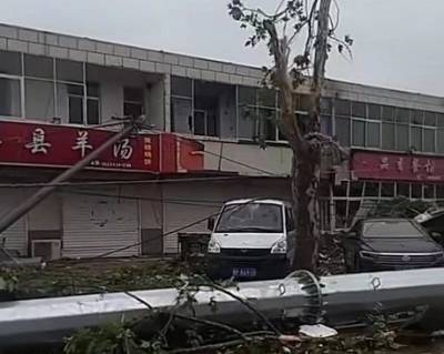 На Китай обрушился мощный торнадо: бросал машины и сровнял с землей дома (ФОТО)