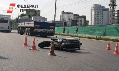 В Новосибирске мотоциклист врезался в фуру