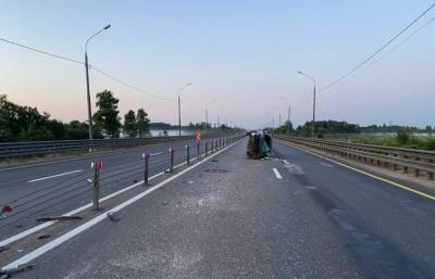 На М-10 в Тверской области машина врезалась в ограждение и опрокинулась
