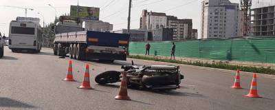 Под колёсами фуры в Новосибирске погиб 47-летний мотоциклист