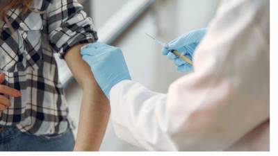 Эксперты развеяли популярные мифы о вакцинации от коронавируса
