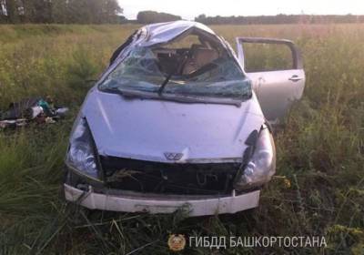 На трассе в Башкирии опрокинулась иномарка: пострадал водитель