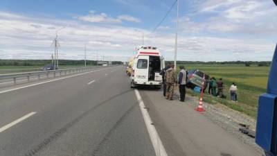В Тюменской области водитель «Хонды» не заметил стоящий на обочине большегруз: пострадали 4 человека (ФОТО)
