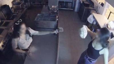 В США две пьяные девушки ночью влезли в кафе и украли пачку пельменей