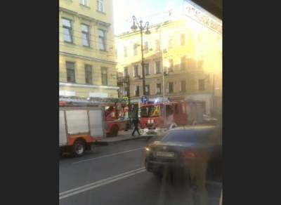 В Петербурге тушили пожар в старинном доходном доме на Невском проспекте