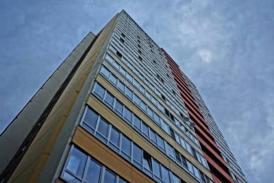 В Белгороде с 14 этажа высотки выпала девушка