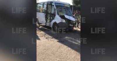 Маршрутка протаранила грузовик в Саратове, пострадало 11 человек