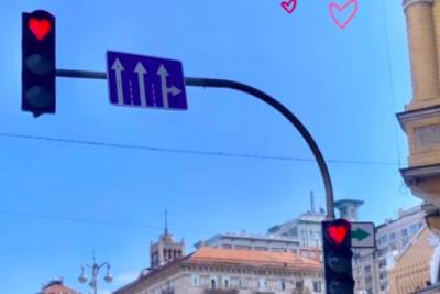 В центре Киева заметили романтический светофор: раскрыта тайна сердечек