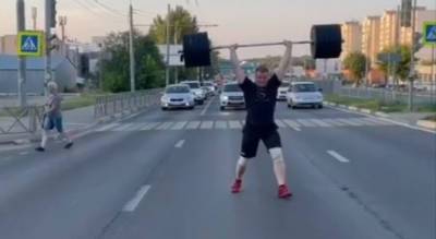 "Это мастер спорта": ярославец, поднявшего 150 кг на Московском, накажет полиция
