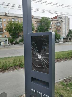 В Челябинске задержали вандала, разбившего экран умной опоры в сквере