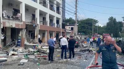 Спасатели извлекли женщину из-под завалов обрушившегося отеля в Геленджике