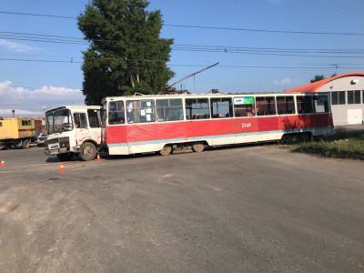 Пассажирка автобуса пострадала в ДТП с трамваем в Новосибирске