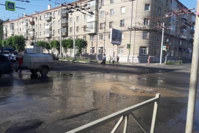 13 июля из-за прорыва водопровода в центре Рязани затопило перекресток