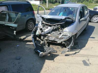 В Конаково из-за нарушения ПДД столкнулись две легковушки и КАМАЗ