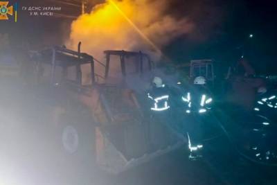 В Киеве на территории предприятия сгорели экскаваторы