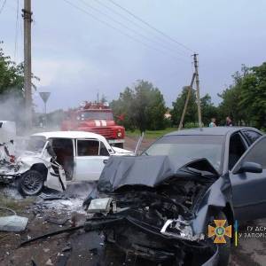 В Запорожской области столкнулись ВАЗ и «Шкода»: пострадавших из авто доставали спасатели. Фото