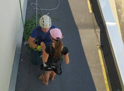 В Островце спасатели сняли девочку с балконного козырька