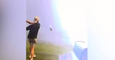 18-летний гольфист стал героем невероятного видео, когда молния поразила его мяч в полёте