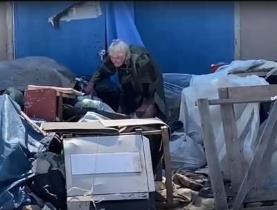 Ростовчан шокировала бабушка, построившая себе шалаш для жилья в центре города