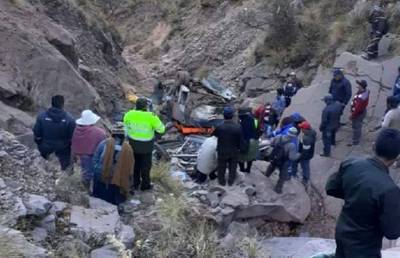 34 человека погибли при падении автобуса с обрыва в Боливии