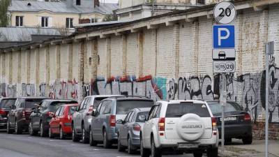 Два флакона духов на 45 тысяч рублей похитили из припаркованной в центре Москвы машины