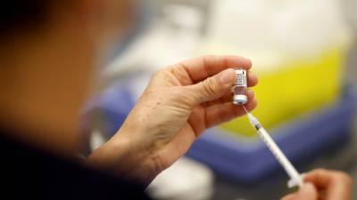 Франция и Греция вводят обязательную вакцинацию врачей от COVID-19