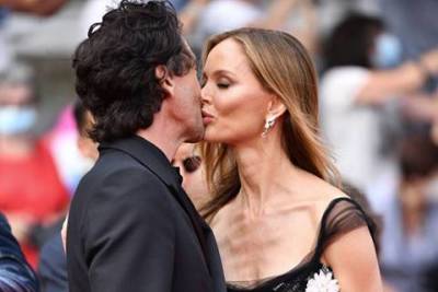 Каннский поцелуй: Эдриан Броуди и его возлюбленная Джорджина Чапман на премьере "Французского вестника"