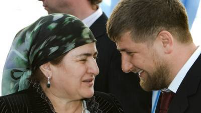 Путин наградил мать главы Чечни знаком отличия "За благодеяние"