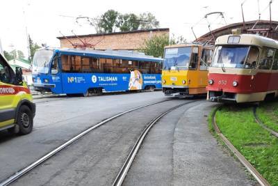 В Екатеринбурге трамвай сбил кондуктора на ВИЗе